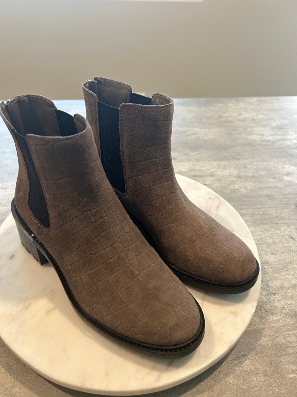 Vince Camuto suede Chelsea Boots Kelivena sable women’s size 9